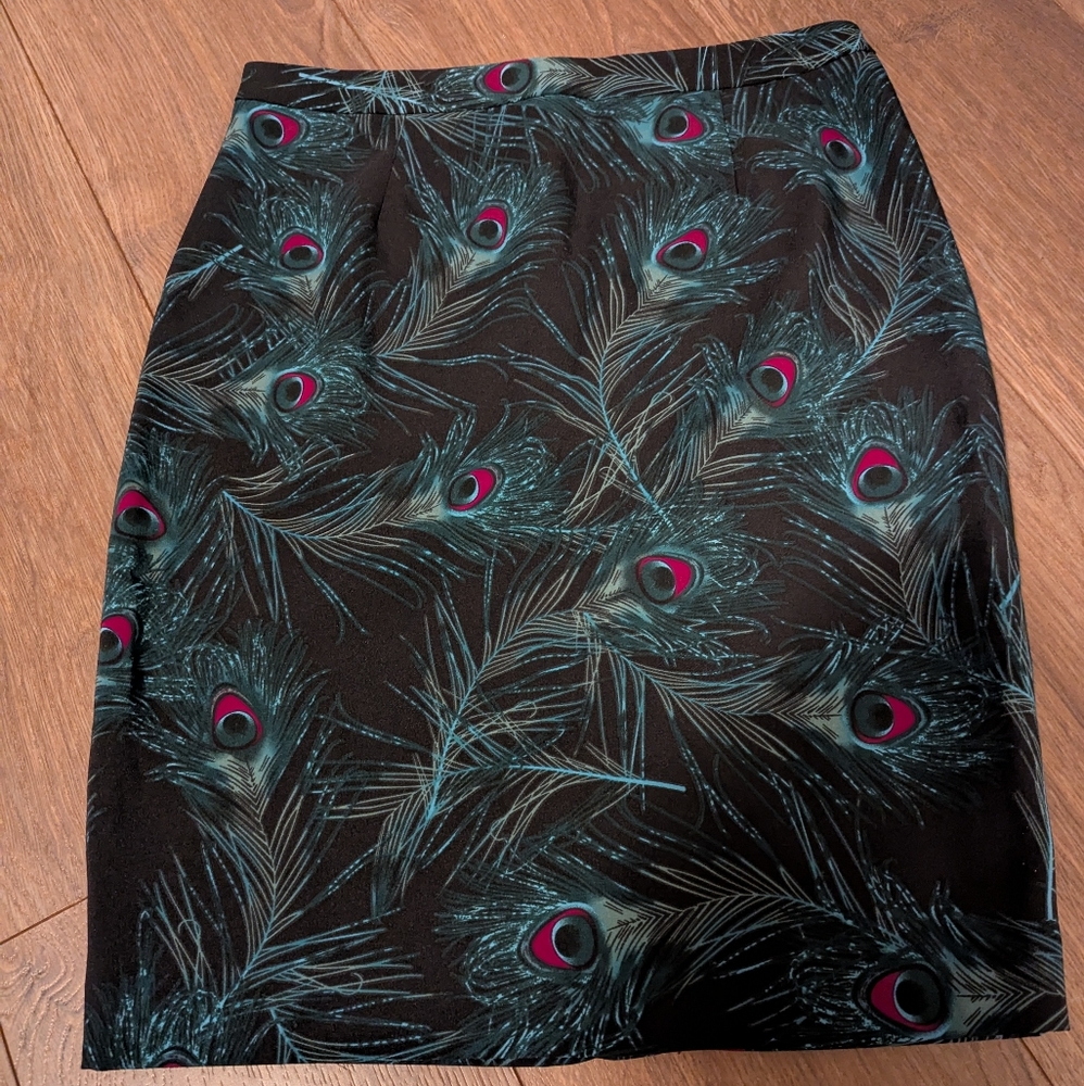 CLEO | peacock print pencil skirt, petite size 4, back slit, zipper closure